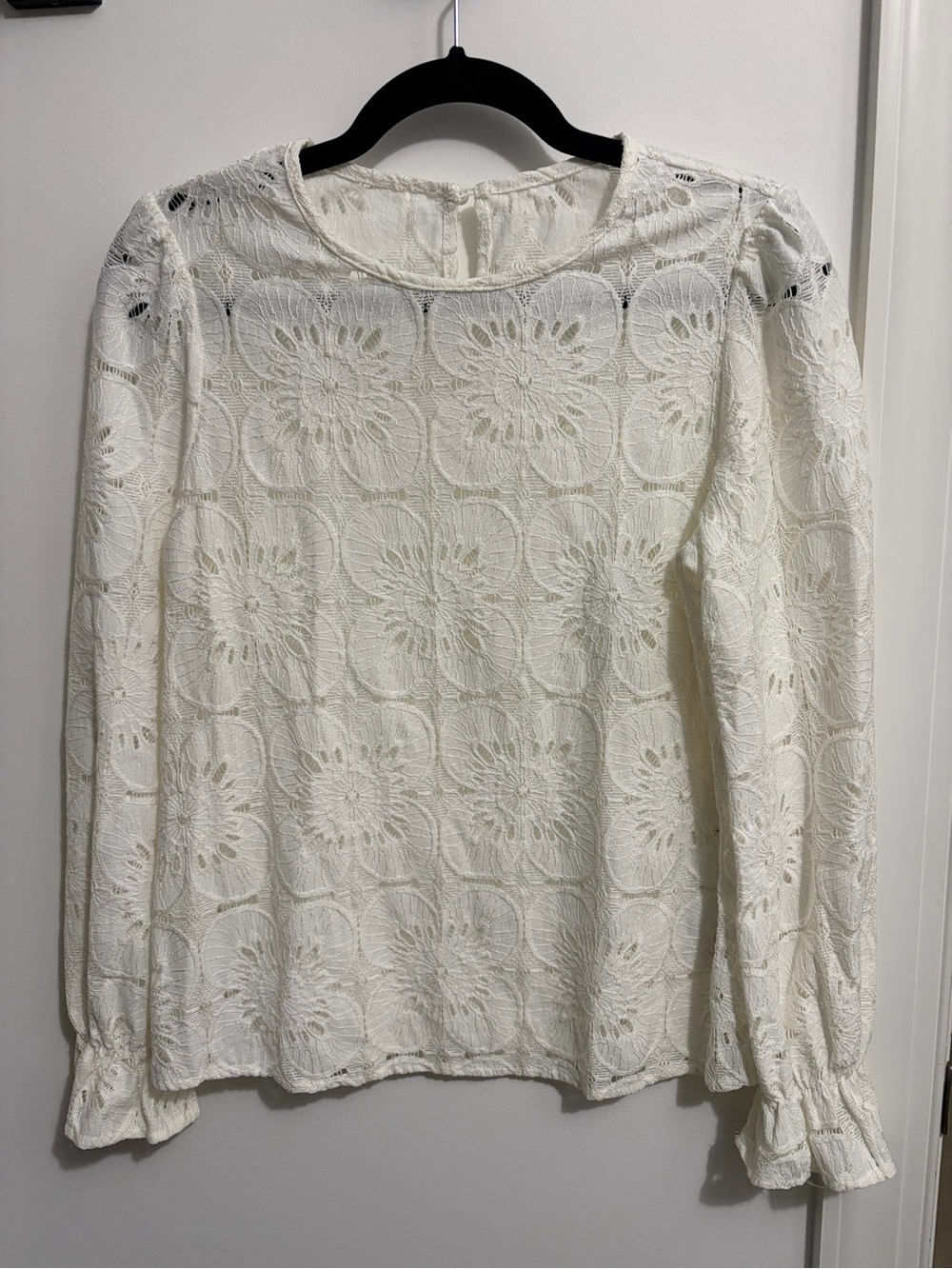 Women’s White Floral Lace Long-Sleeve Blouse